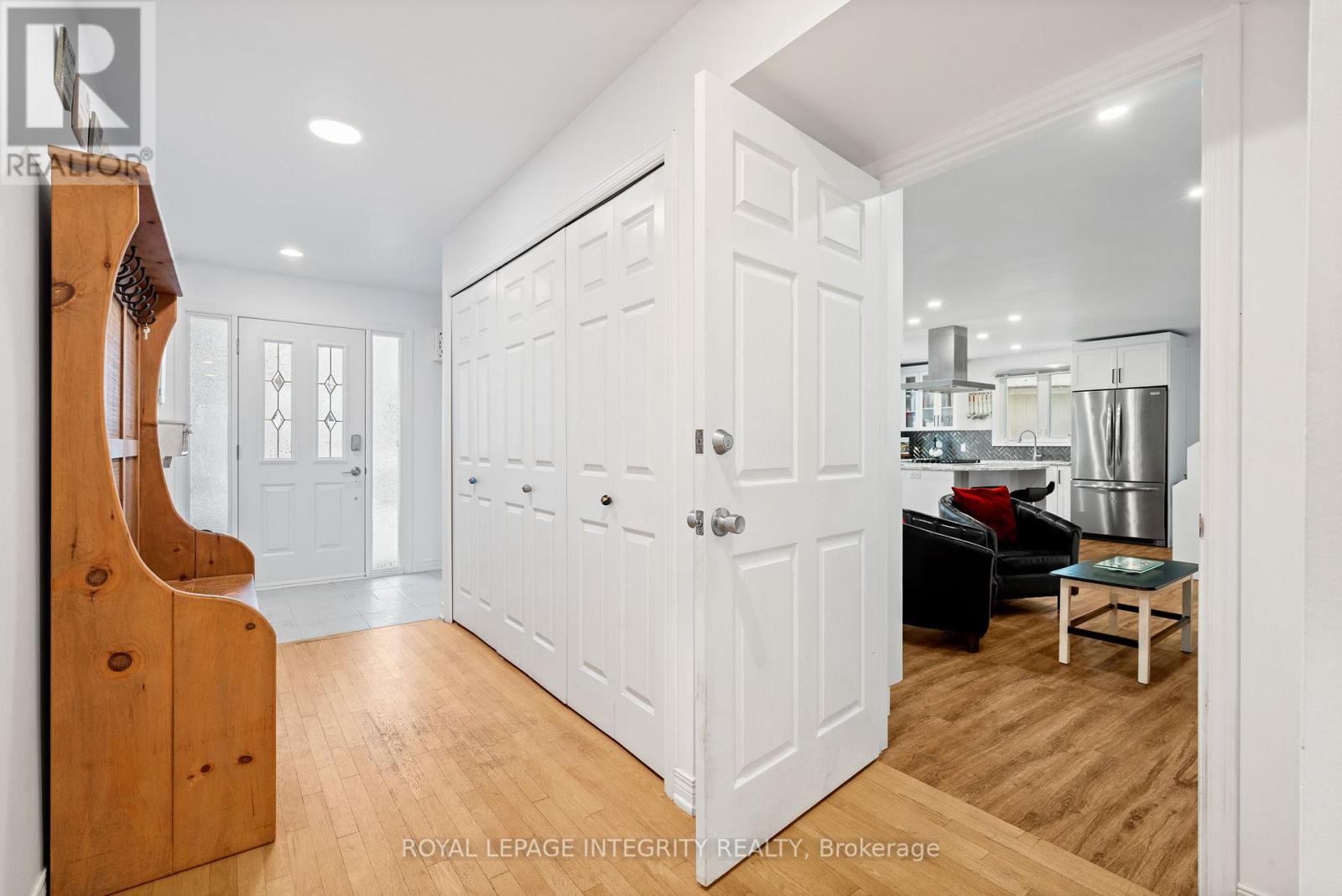 16 St Andrews Circle, Ottawa, Ontario  K2L 1L3 - Photo 2 - X12695174