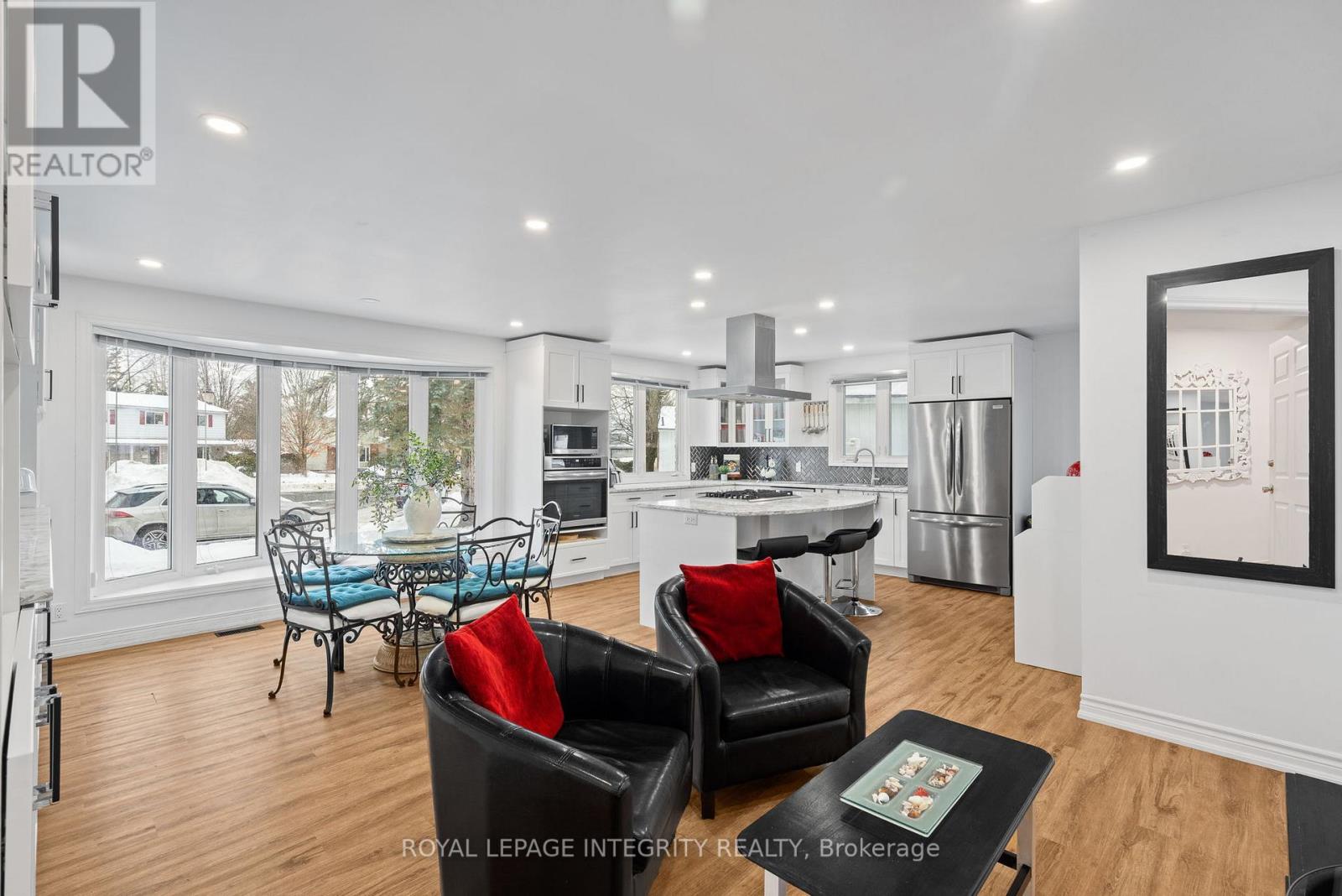 16 St Andrews Circle, Ottawa, Ontario  K2L 1L3 - Photo 3 - X12695174