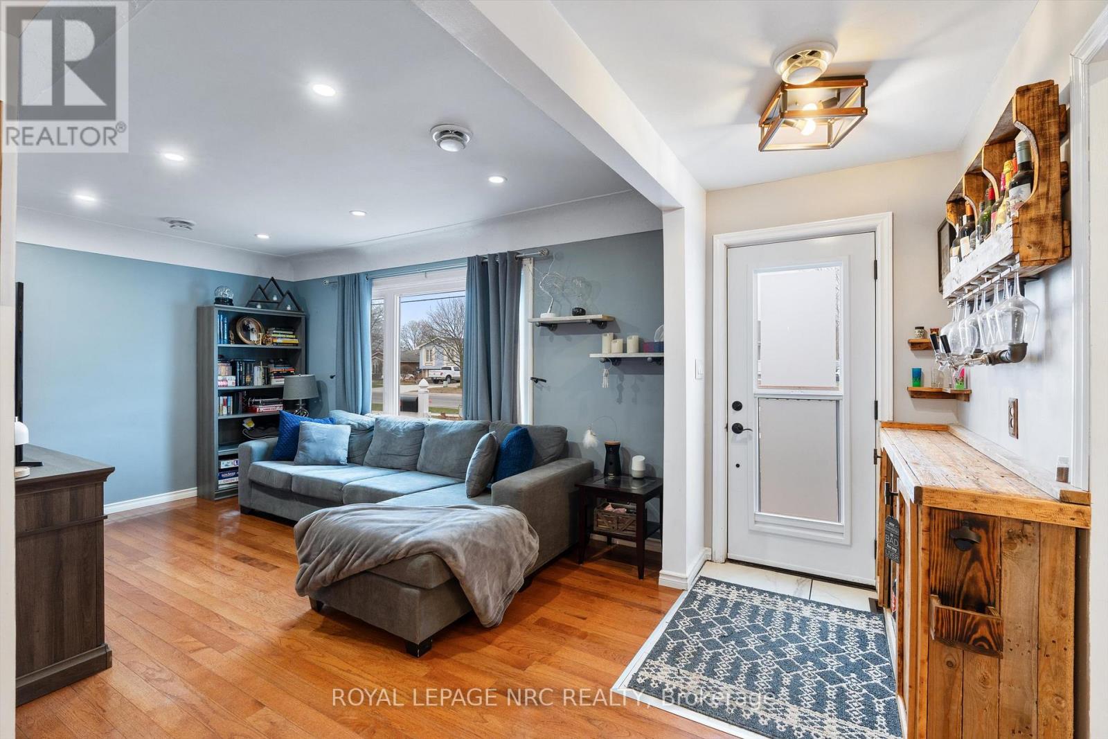 7552 Dorchester Road, Niagara Falls, Ontario  L2G 5W2 - Photo 4 - X12695120