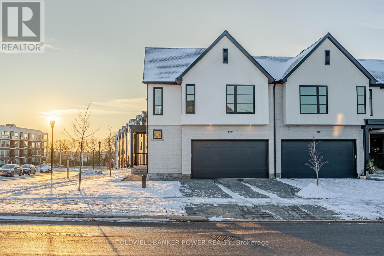 <div class="slider-price">$729,900</div><p>899 Upperpoint Avenue, London South, Ontario</p>