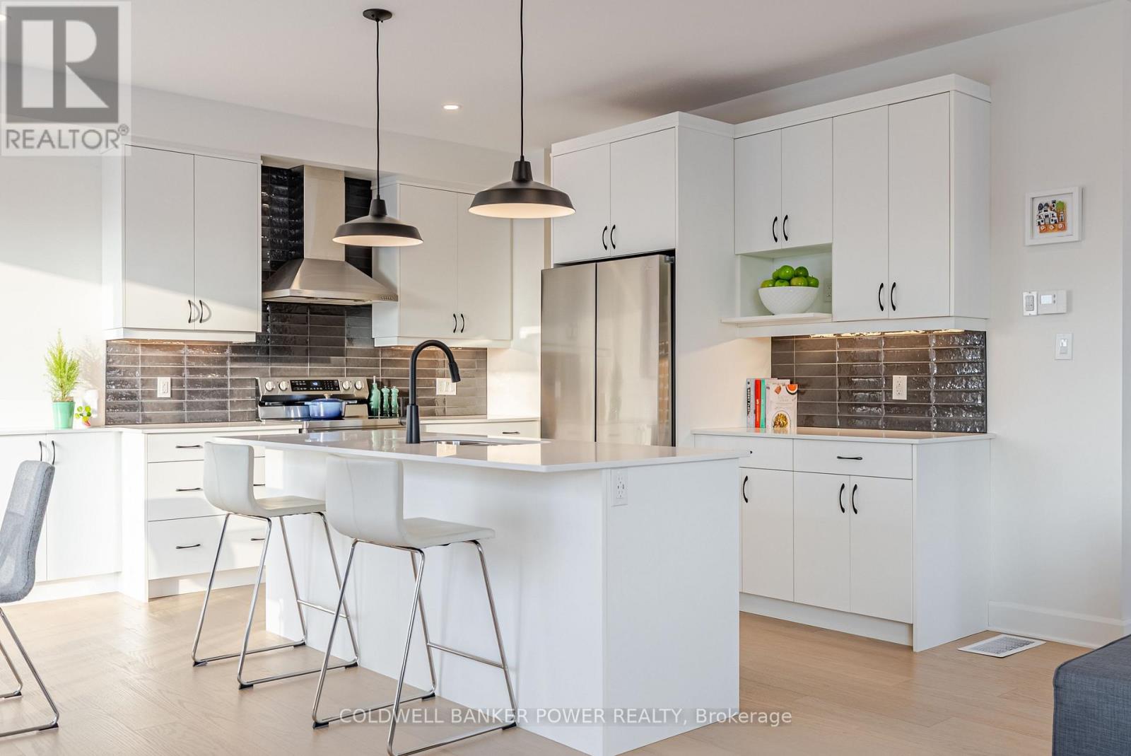 Photo 15 of 35 for 899 Upperpoint Avenue