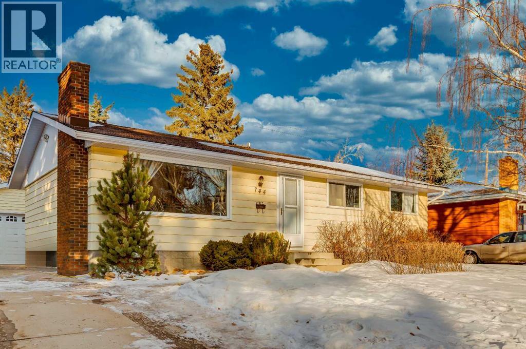 744 Hunterston Crescent NW, Calgary, Alberta