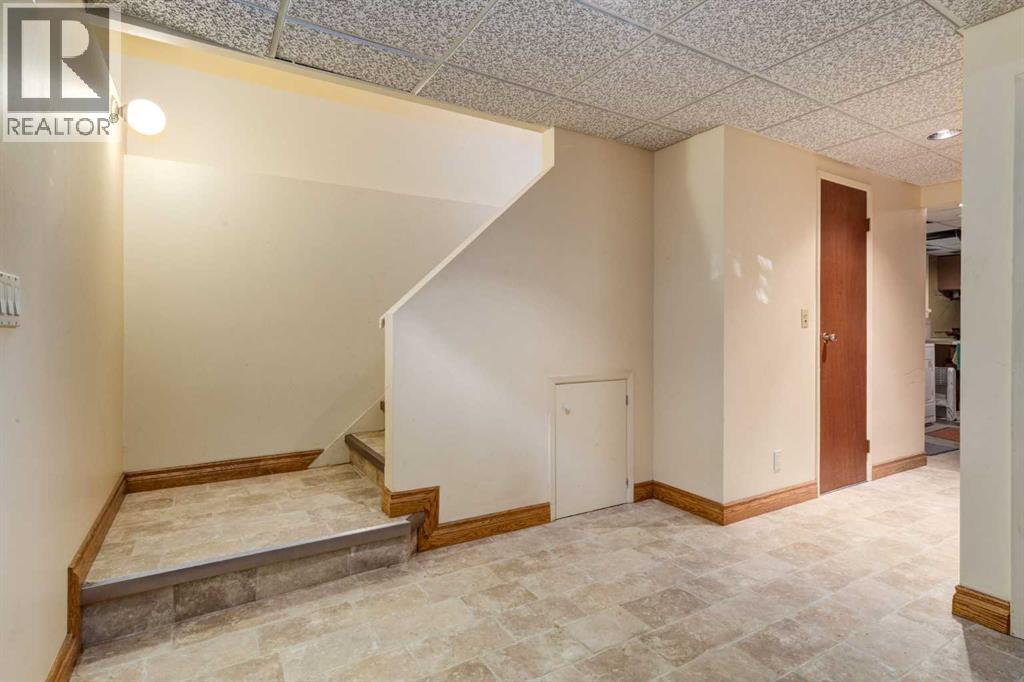 744 Hunterston Crescent Nw, Calgary, Alberta  T2K 4N2 - Photo 20 - A2276983