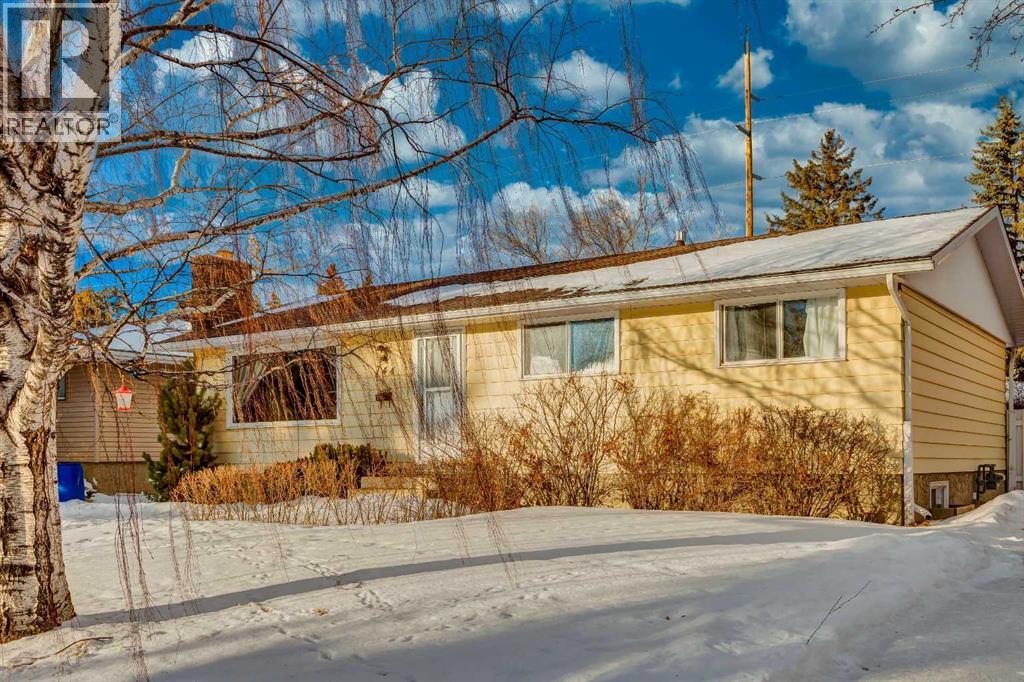 744 Hunterston Crescent Nw, Calgary, Alberta  T2K 4N2 - Photo 2 - A2276983