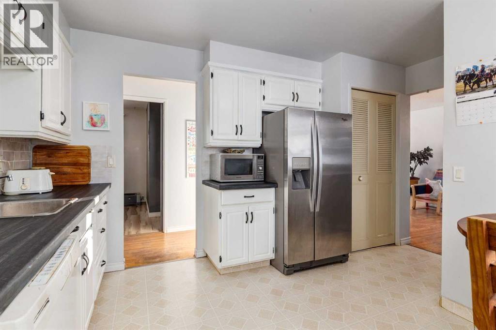 744 Hunterston Crescent Nw, Calgary, Alberta  T2K 4N2 - Photo 6 - A2276983