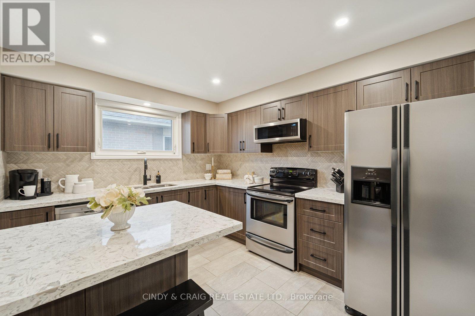 606 Birkdale Court, Oshawa, Ontario  L1H 8C4 - Photo 6 - E12695268