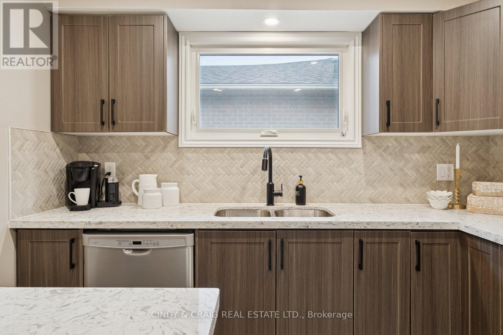 606 Birkdale Court, Oshawa, Ontario  L1H 8C4 - Photo 7 - E12695268