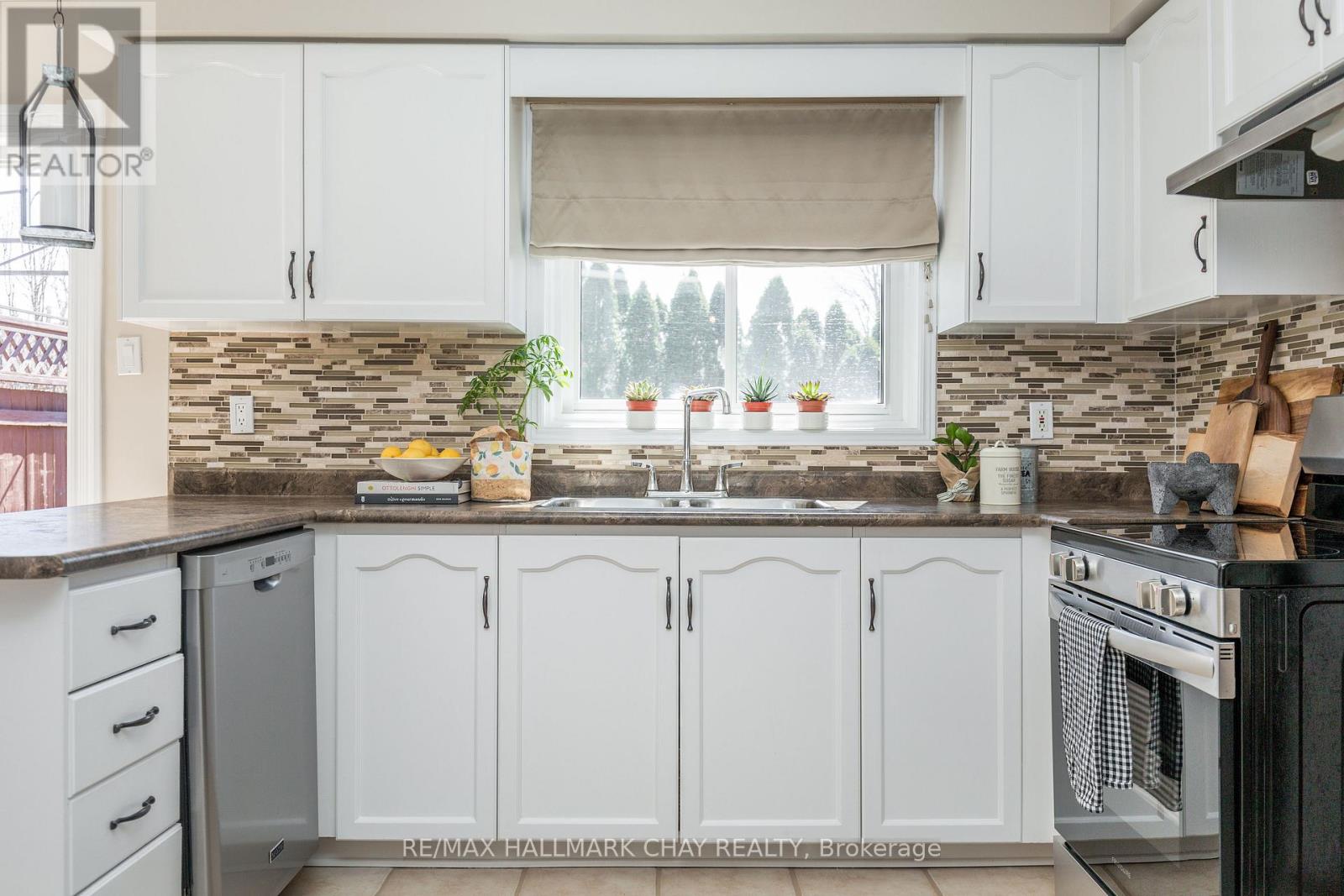 11 Heritage Road, Innisfil (Cookstown), Ontario  L0L 1L0 - Photo 9 - N12695068