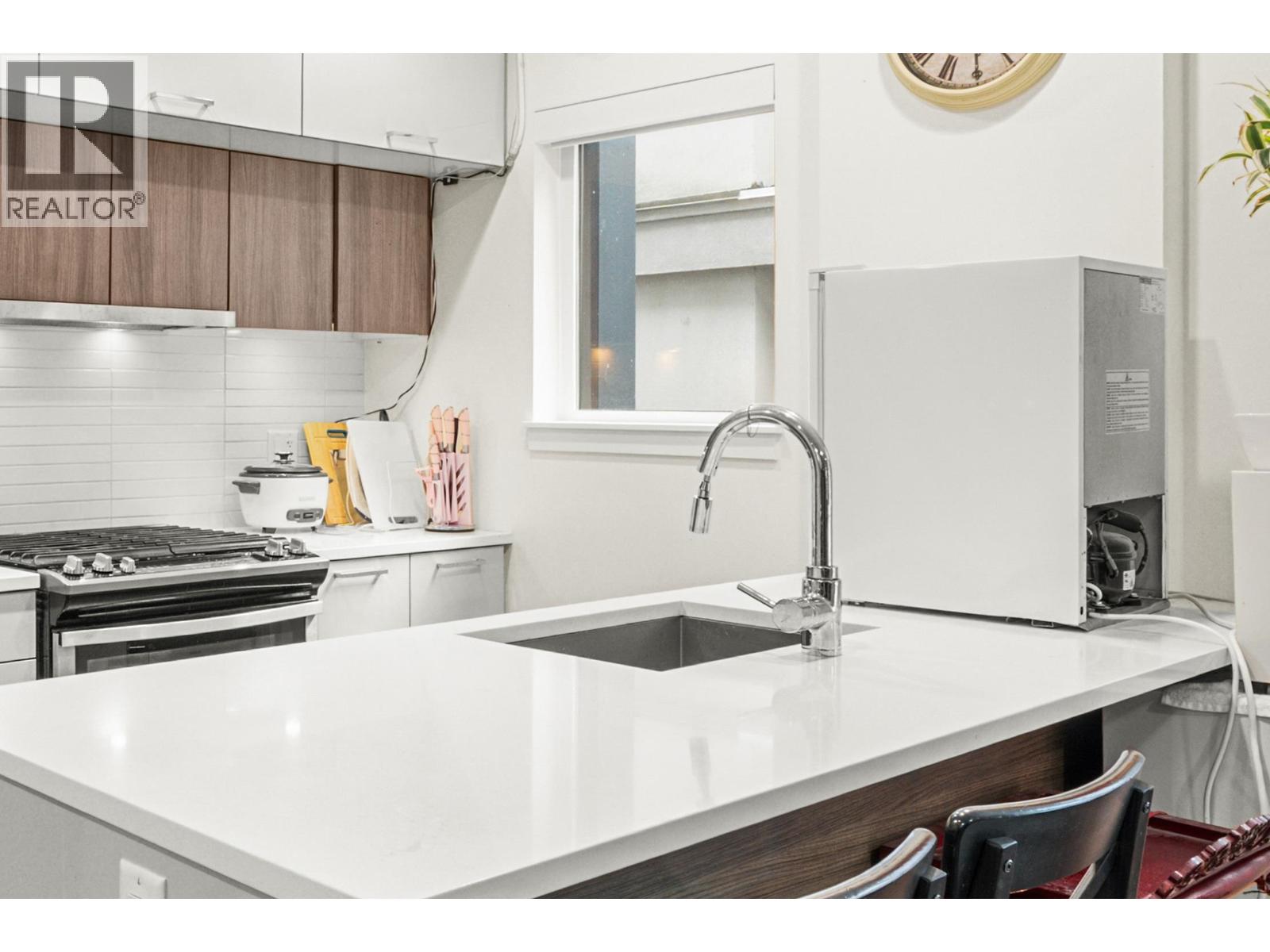 2745 Ward Street, Vancouver, British Columbia  V5R 4S7 - Photo 5 - R3079032