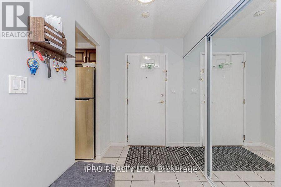 1213 - 135 Hillcrest Avenue, Mississauga, Ontario  L5B 4B1 - Photo 5 - W12694996