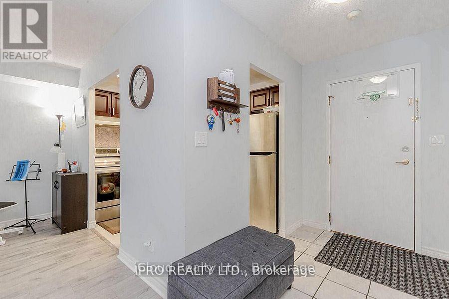 1213 - 135 Hillcrest Avenue, Mississauga, Ontario  L5B 4B1 - Photo 7 - W12694996