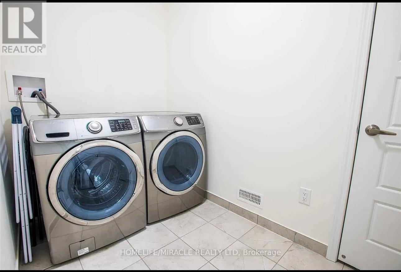 Main Floor - 122 Thornbush Boulevard, Brampton, Ontario  L7A 0A8 - Photo 11 - W12695146