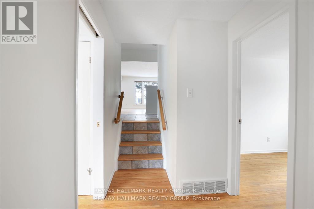 1948 Sharel Drive, Ottawa, Ontario  K1H 6W2 - Photo 18 - X12695438