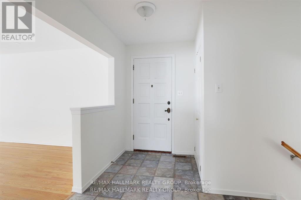 1948 Sharel Drive, Ottawa, Ontario  K1H 6W2 - Photo 2 - X12695438