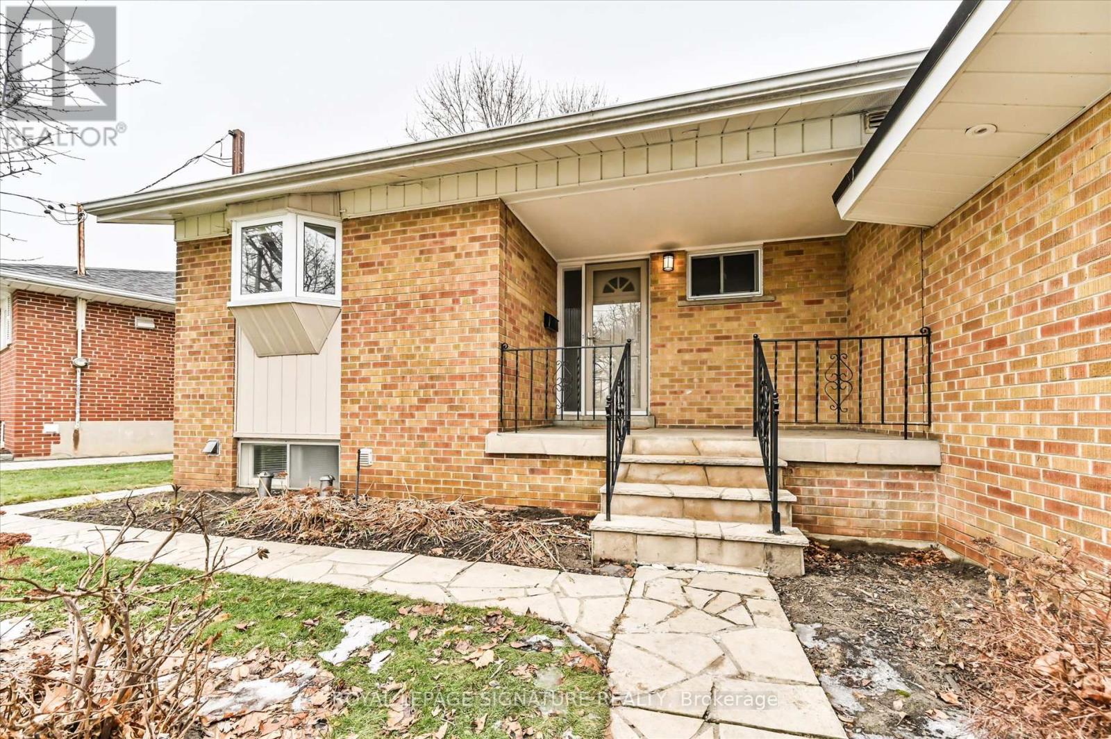 189 Sloane Avenue, Toronto, Ontario  M4A 2C5 - Photo 2 - C12695422