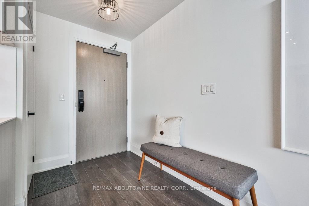 2204 - 370 Martha Street, Burlington, Ontario  L7R 0G9 - Photo 2 - W12662384