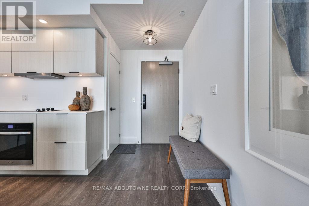 2204 - 370 Martha Street, Burlington, Ontario  L7R 0G9 - Photo 3 - W12662384