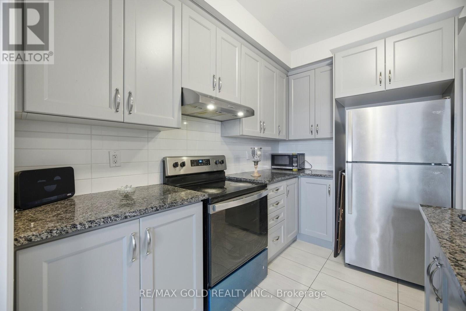 52 Savino Drive, Brampton, Ontario  L6Z 0J7 - Photo 9 - W12669244