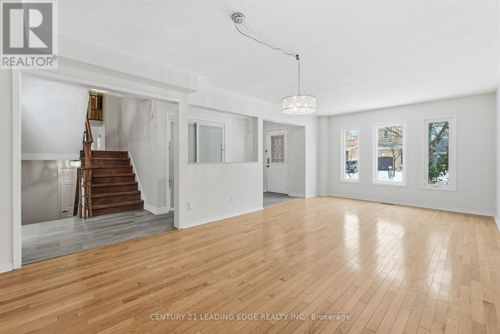 60 Snedden Avenue, Aurora, Ontario  L4G 7K6 - Photo 7 - N12695370