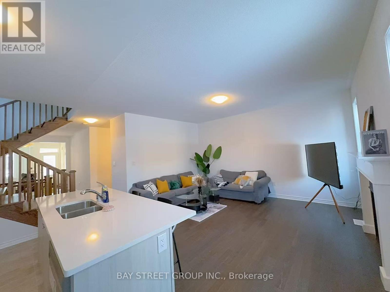 704 Mika Street, Innisfil, Ontario  L9S 0R7 - Photo 3 - N12695440