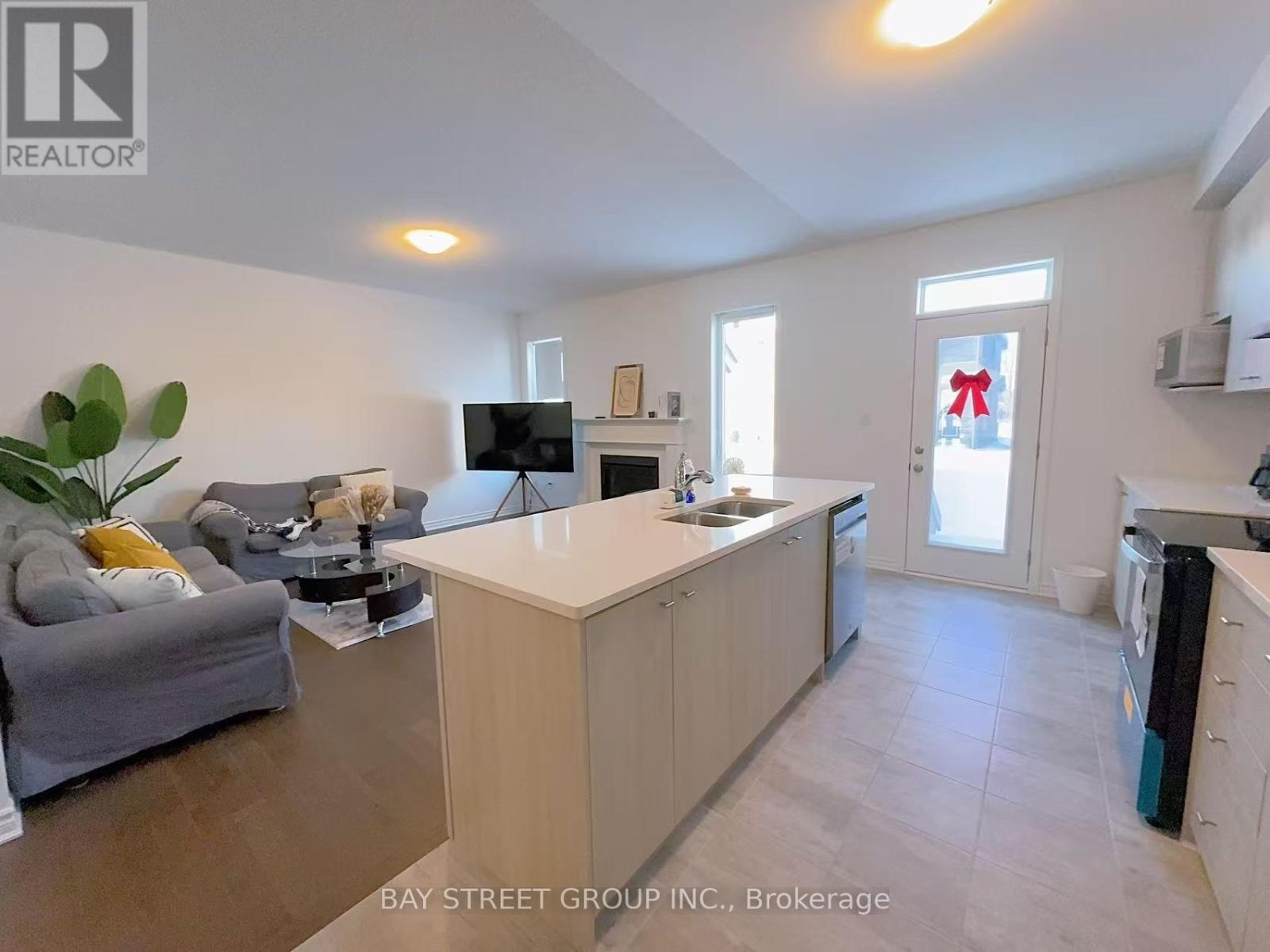 704 Mika Street, Innisfil, Ontario  L9S 0R7 - Photo 4 - N12695440