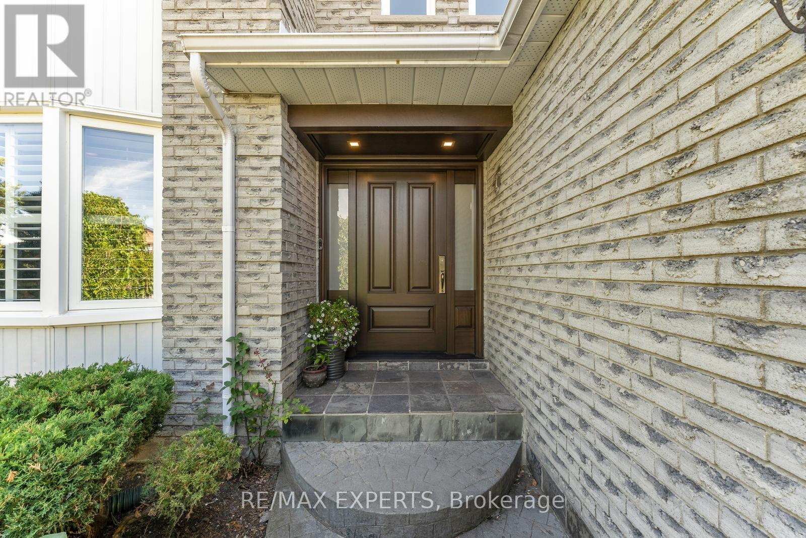 286 Kirby Crescent, Newmarket, Ontario  L3X 1H4 - Photo 3 - N12695448