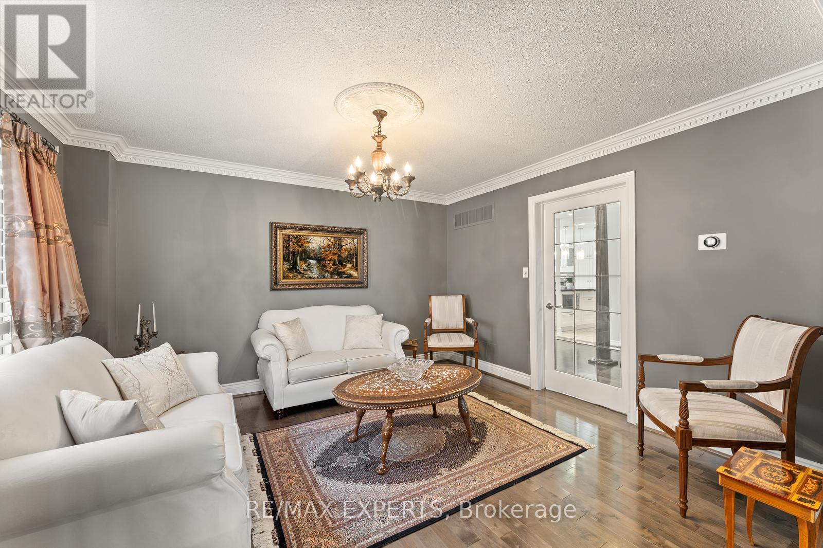 286 Kirby Crescent, Newmarket, Ontario  L3X 1H4 - Photo 5 - N12695448