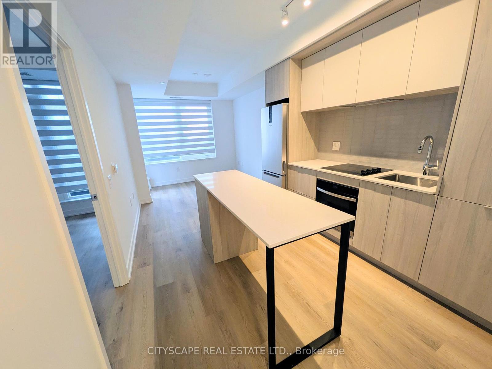 3211 - 395 Square One Drive, Mississauga, Ontario  L5B 0P6 - Photo 2 - W12695312