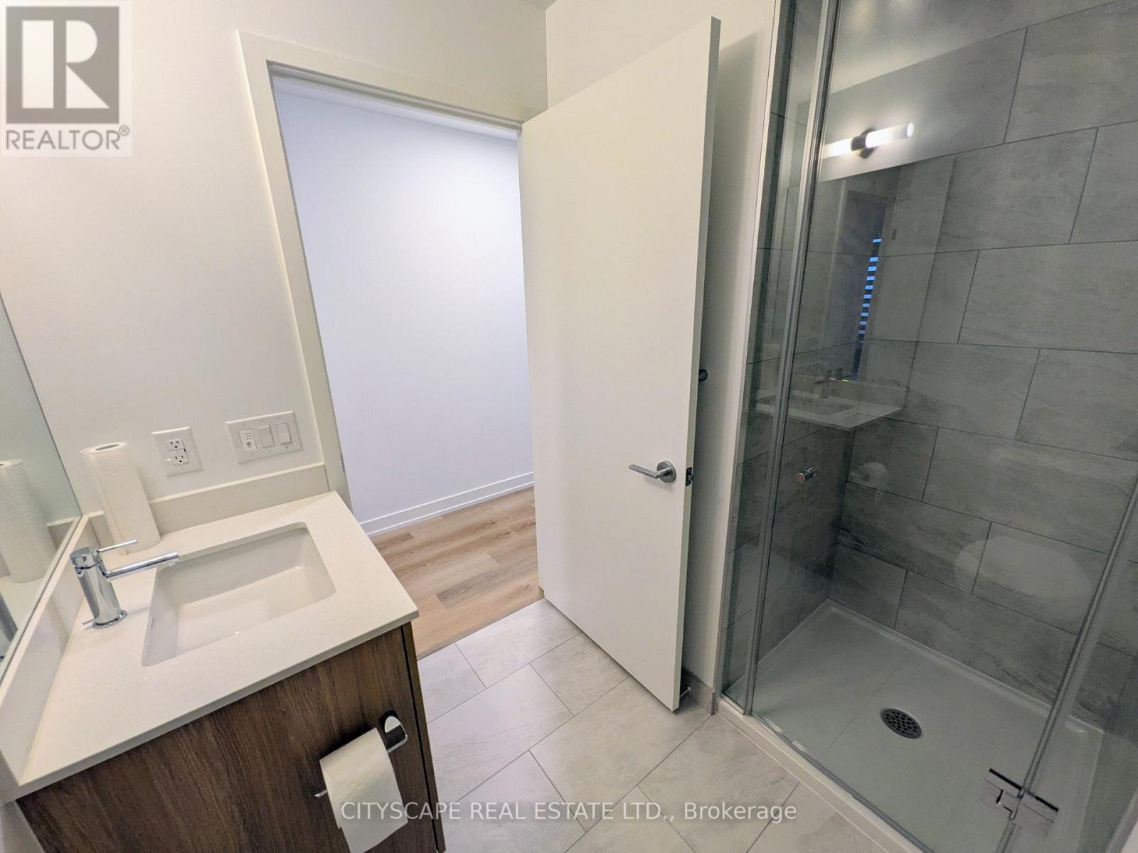 3211 - 395 Square One Drive, Mississauga, Ontario  L5B 0P6 - Photo 8 - W12695312