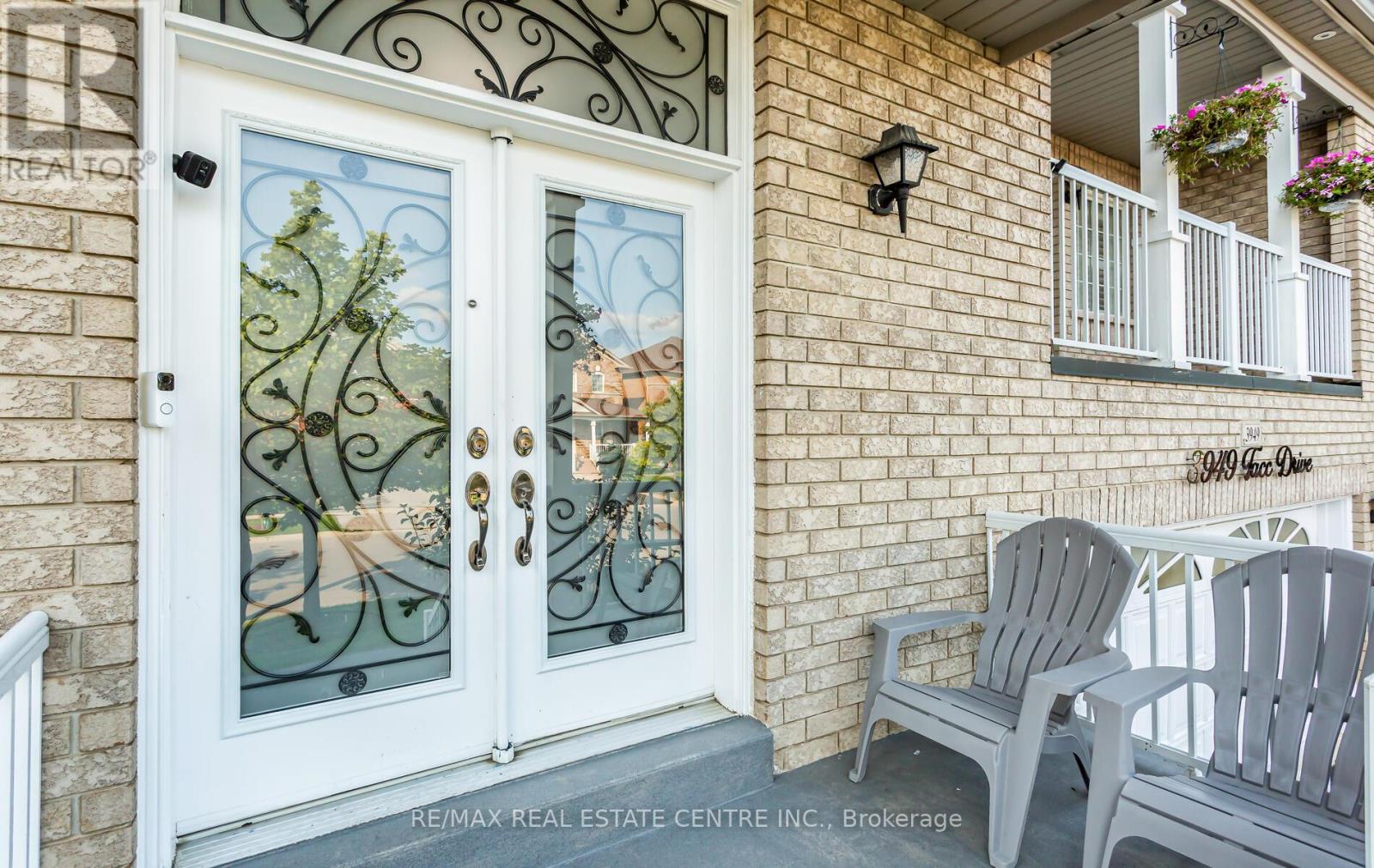 3949 Tacc Drive, Mississauga, Ontario  L5M 6L2 - Photo 2 - W12695320