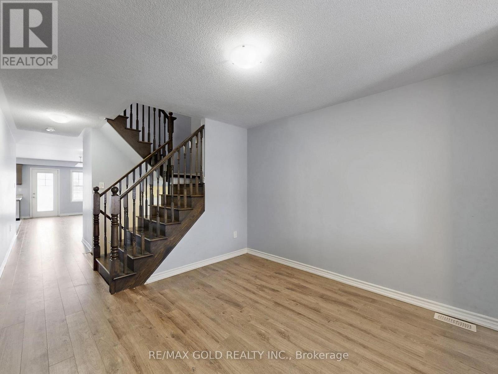 14 Donlamont Circle, Brampton, Ontario  L7C 3H1 - Photo 4 - W12695382