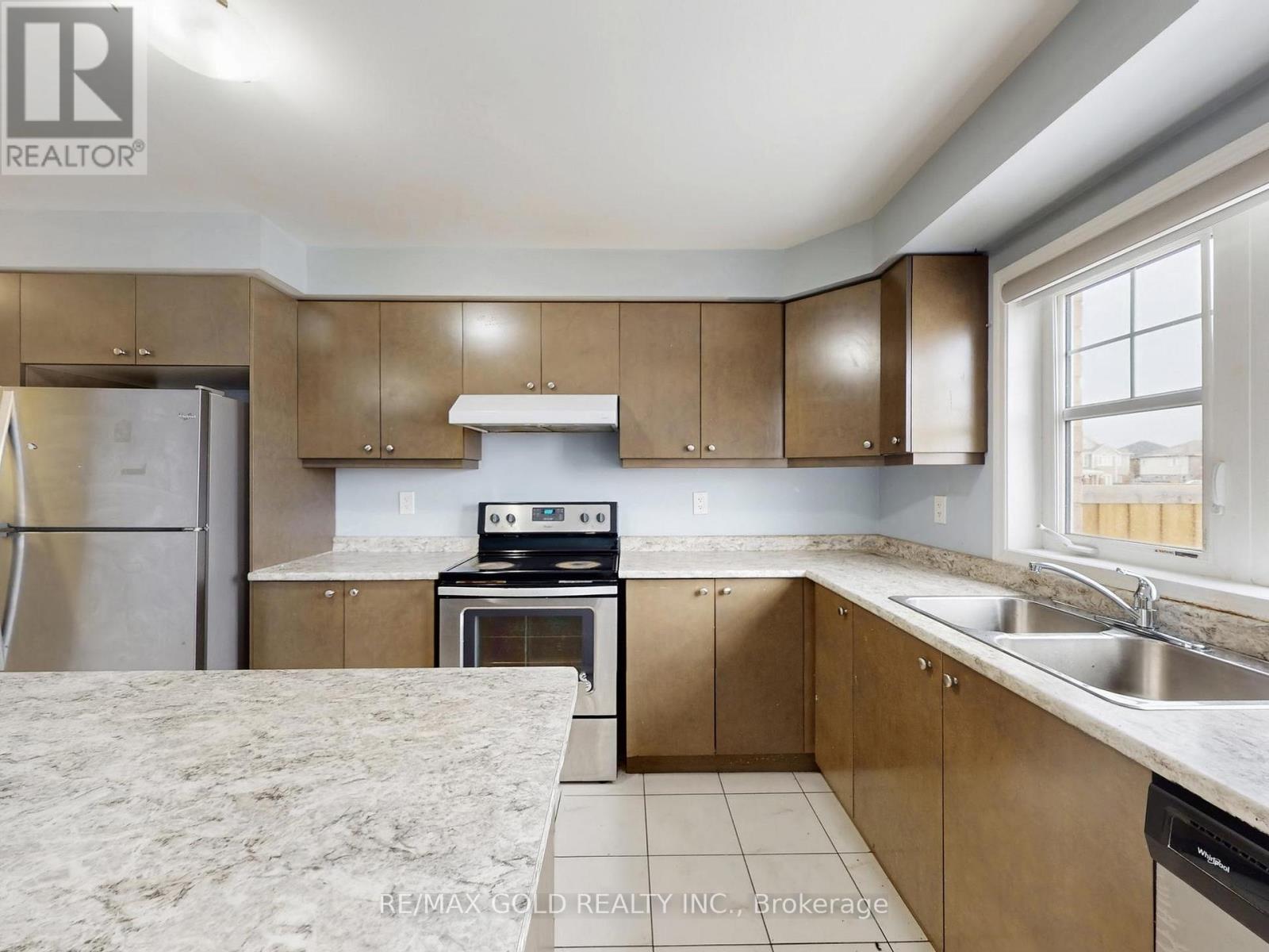 14 Donlamont Circle, Brampton, Ontario  L7C 3H1 - Photo 7 - W12695382