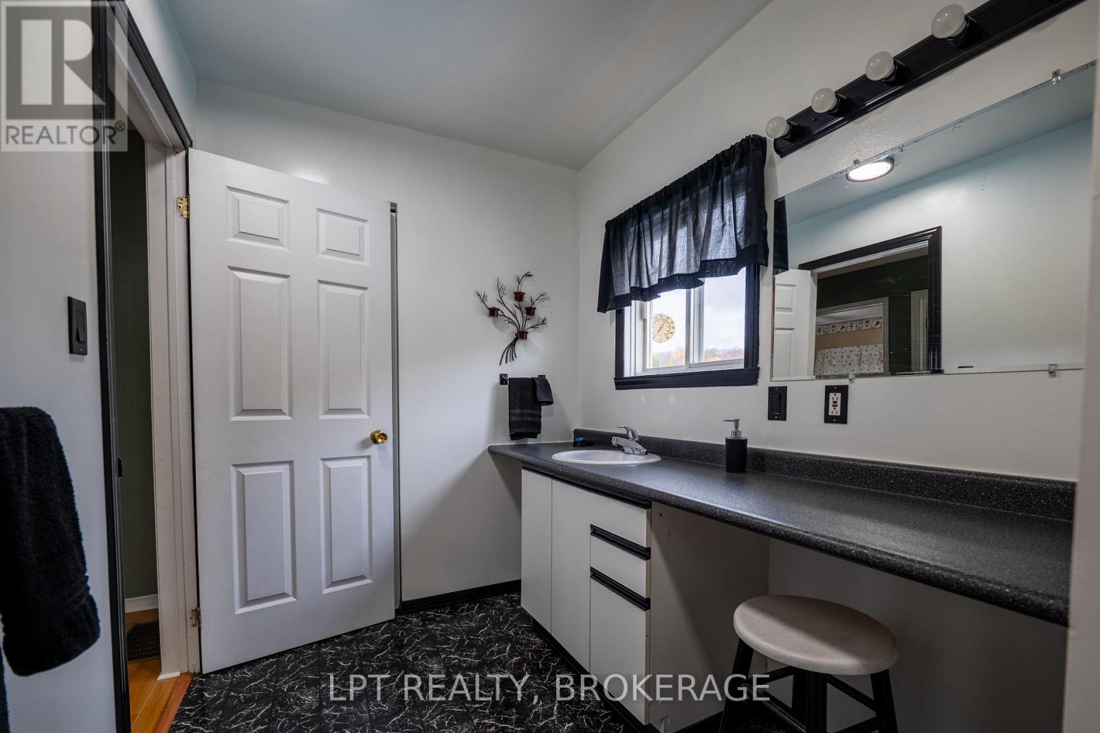 2202 Sands Road, Frontenac (Frontenac South), Ontario  K0H 1H0 - Photo 30 - X12695676