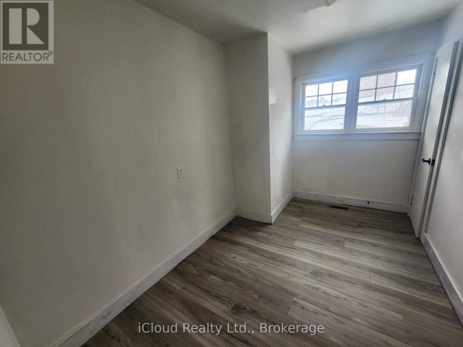 17 Goderich Street, Fort Erie, Ontario  L2A 3M3 - Photo 2 - X12695414