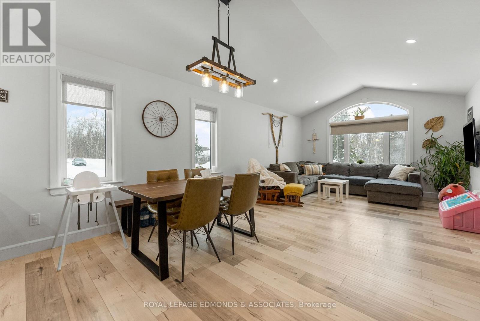 91 Sandy Beach Road, Laurentian Valley, Ontario  K8A 6W8 - Photo 14 - X12695520