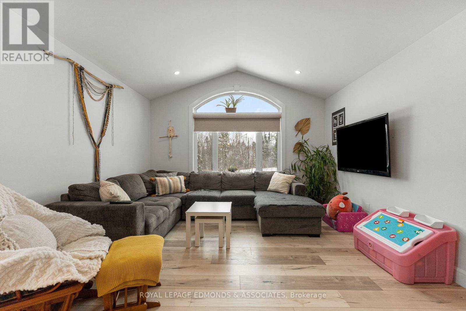 91 Sandy Beach Road, Laurentian Valley, Ontario  K8A 6W8 - Photo 18 - X12695520