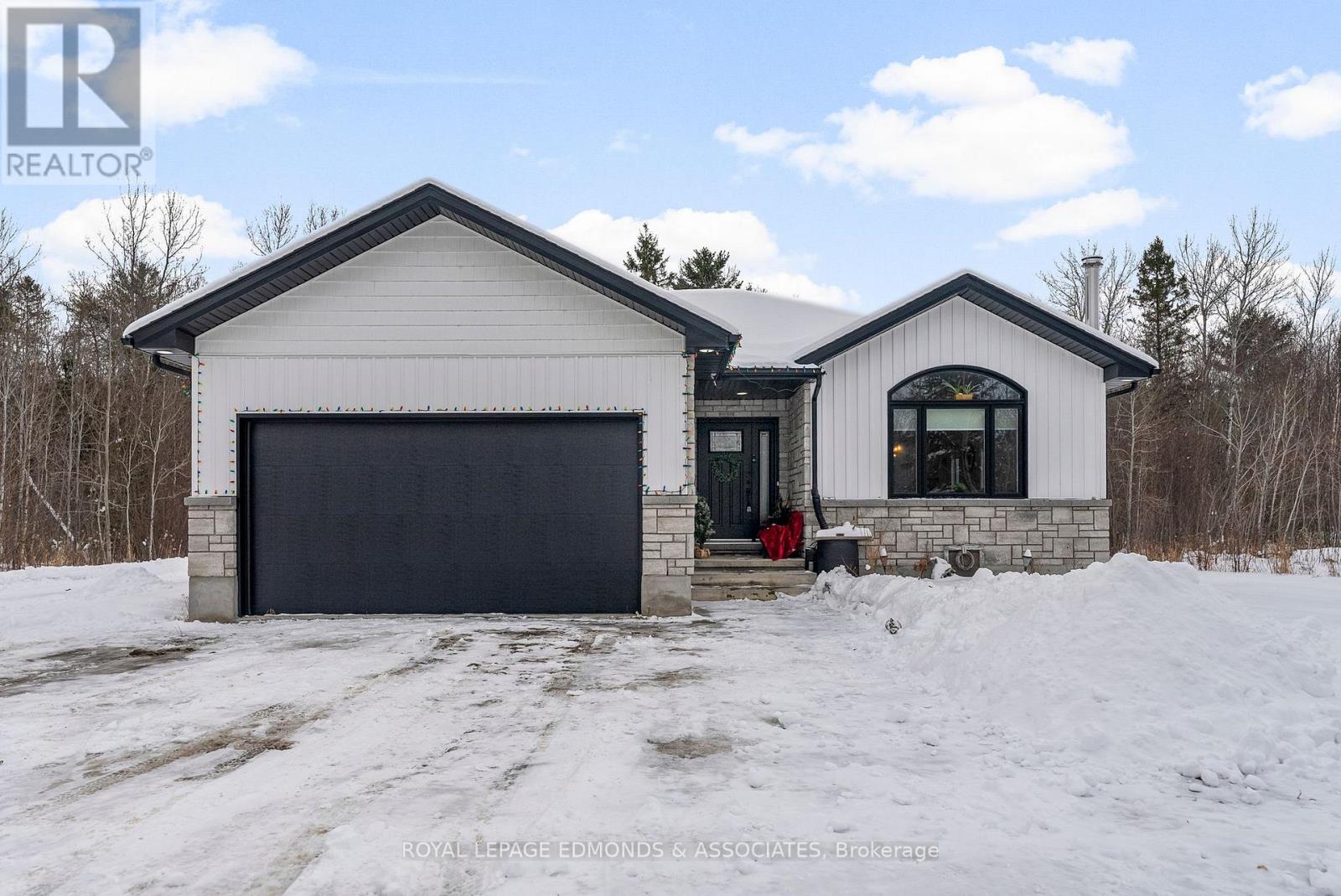 91 Sandy Beach Road, Laurentian Valley, Ontario  K8A 6W8 - Photo 2 - X12695520