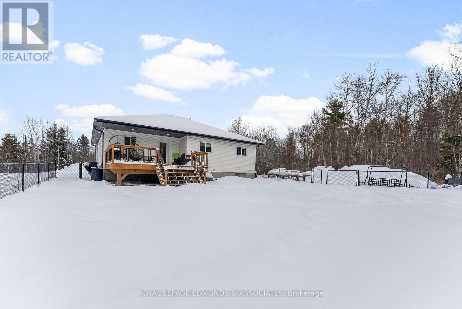 91 Sandy Beach Road, Laurentian Valley, Ontario  K8A 6W8 - Photo 5 - X12695520