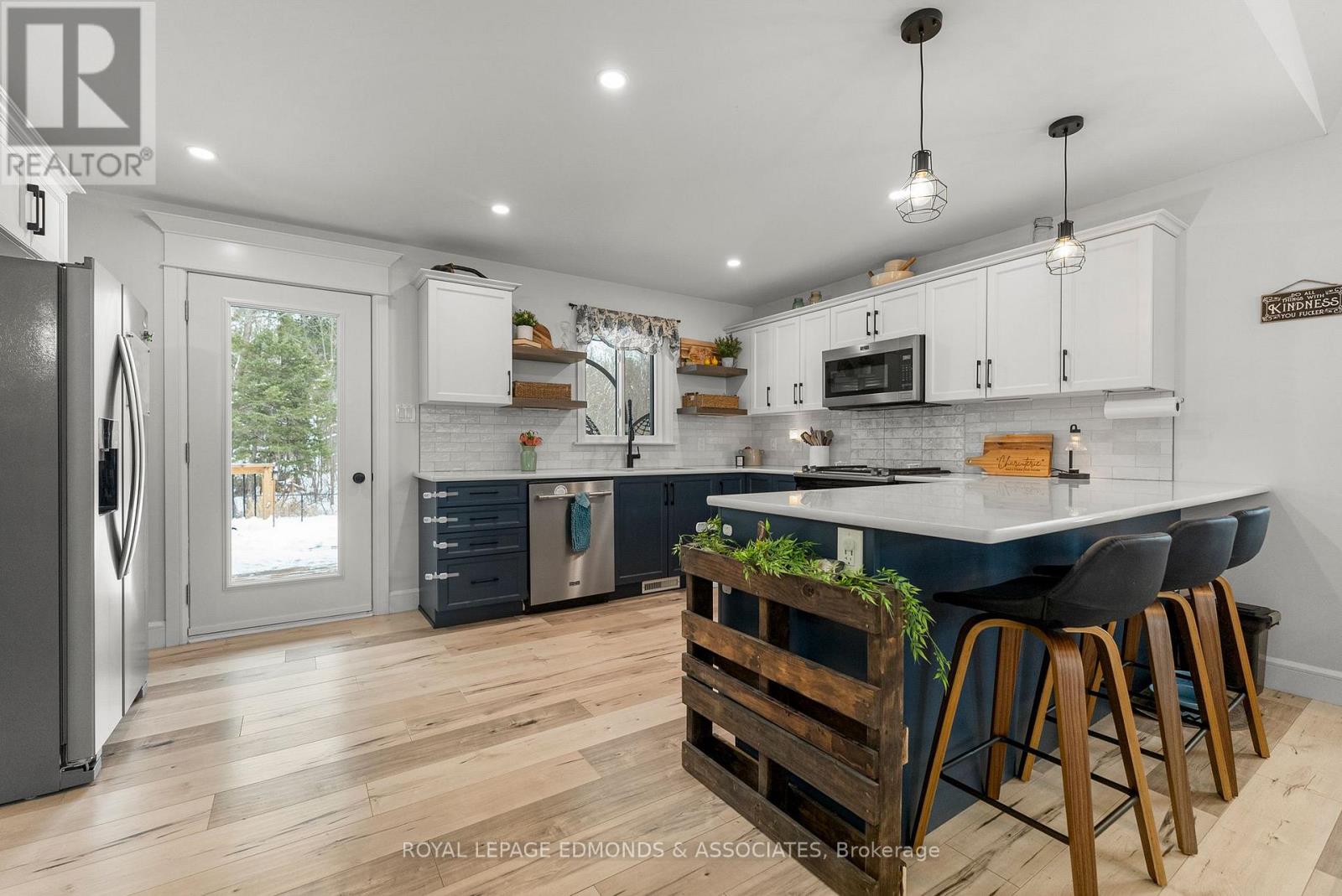 91 Sandy Beach Road, Laurentian Valley, Ontario  K8A 6W8 - Photo 8 - X12695520