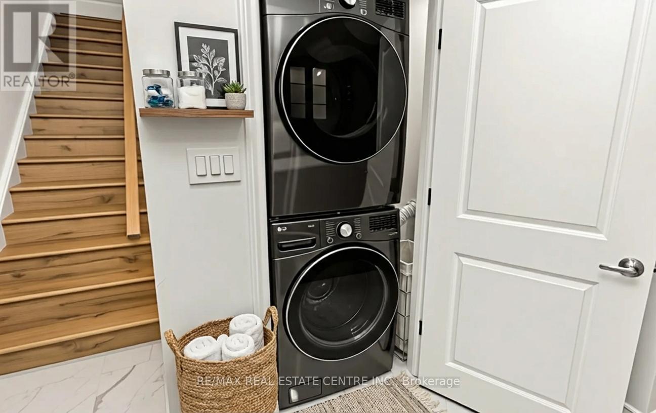 2379 Charles Cornwall Avenue, Oakville (Br Bronte), Ontario  L6M 5M5 - Photo 2 - W12695450