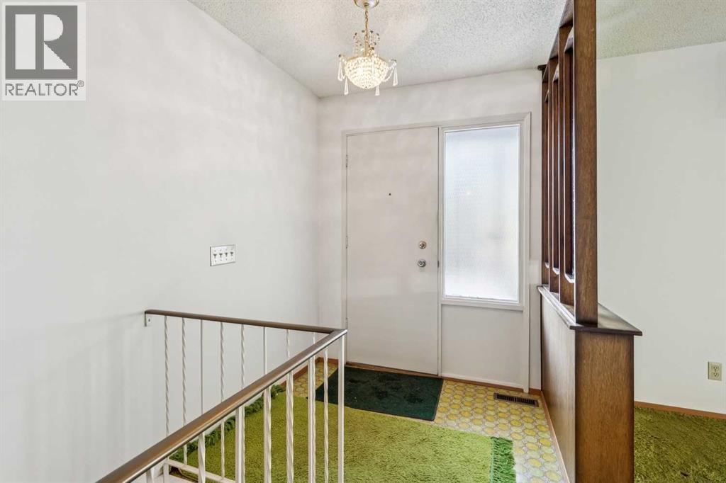 272 Thames Close Nw, Calgary, Alberta  T2K 5N4 - Photo 2 - A2277610