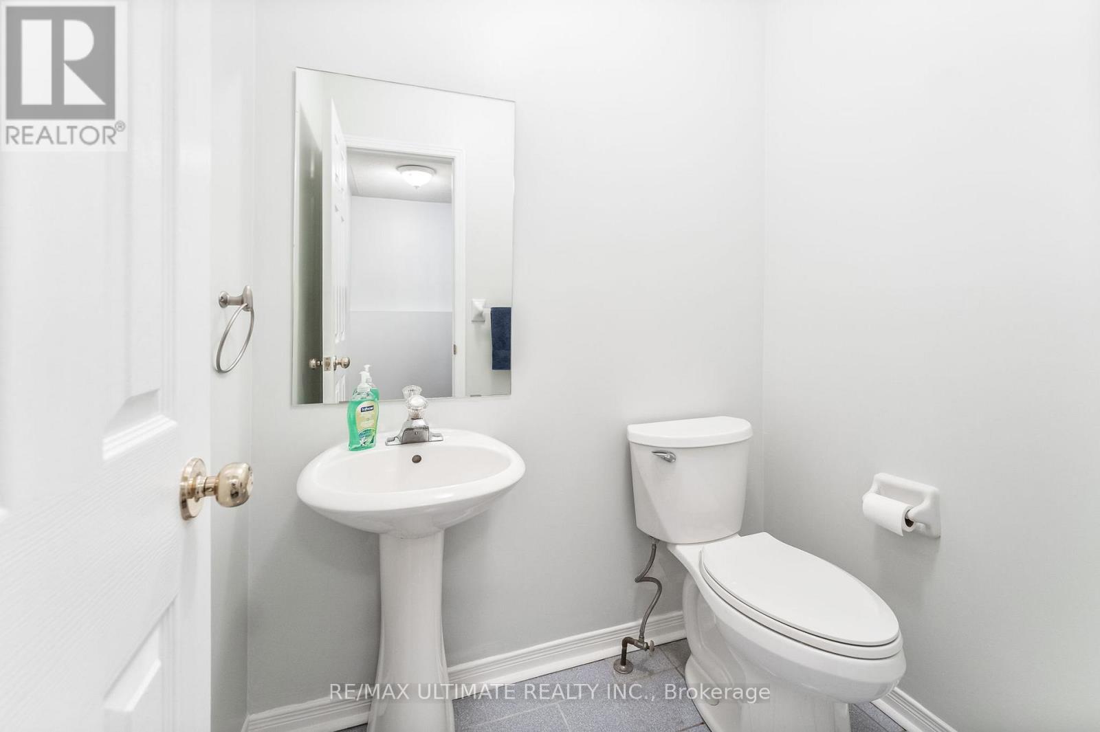 36 Bowler Street, Aurora (Bayview Wellington), Ontario  L4G 7H7 - Photo 10 - N12695594