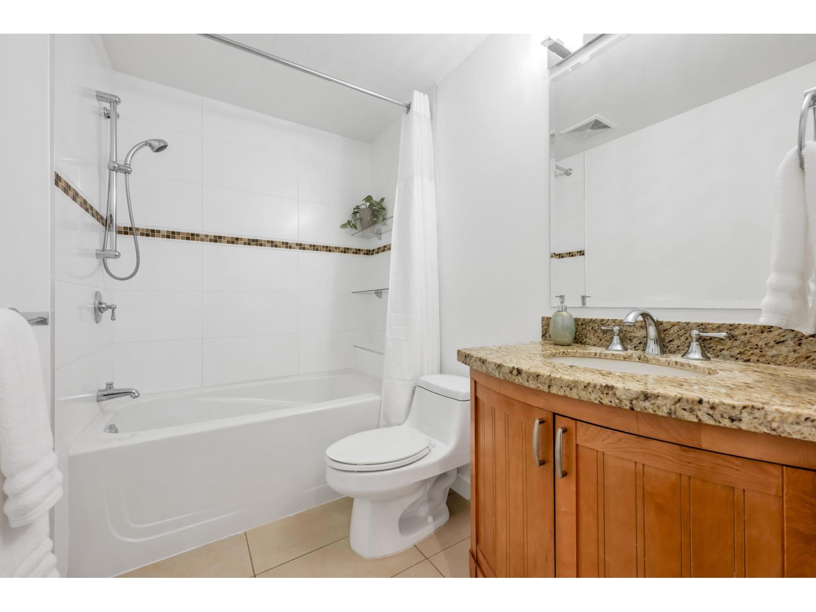 Listing Picture 7 of 33 : 206 15357 ROPER AVENUE, White Rock - 魯藝地產 Yvonne Lu Group - MLS Medallion Club Member