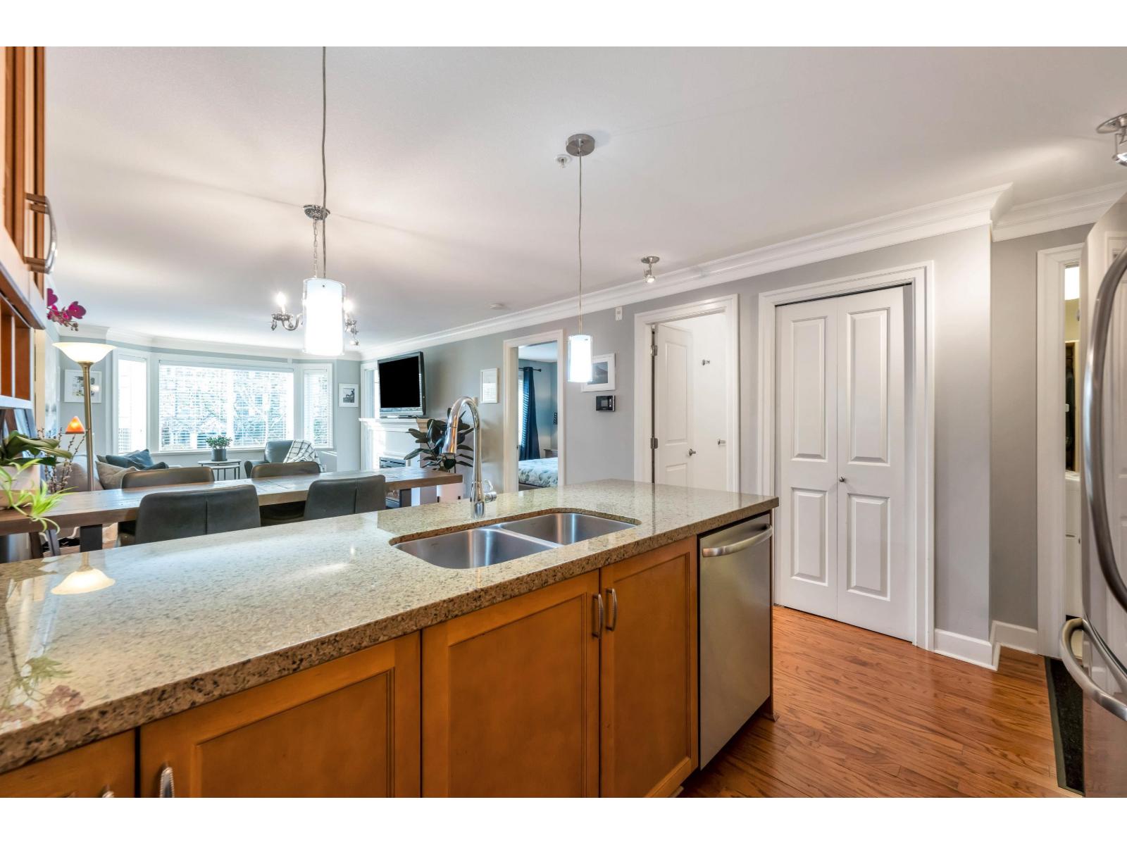 Listing Picture 19 of 33 : 206 15357 ROPER AVENUE, White Rock - 魯藝地產 Yvonne Lu Group - MLS Medallion Club Member