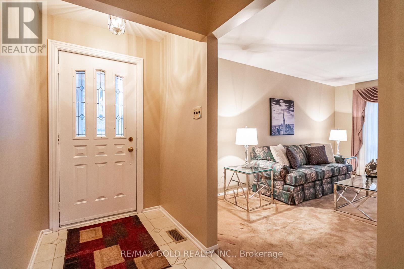 45 Belmont Drive, Brampton, Ontario  L6T 2K5 - Photo 5 - W12694920