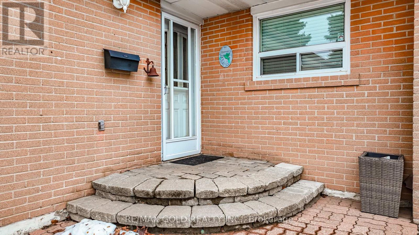 45 Belmont Drive, Brampton, Ontario  L6T 2K5 - Photo 3 - W12694920