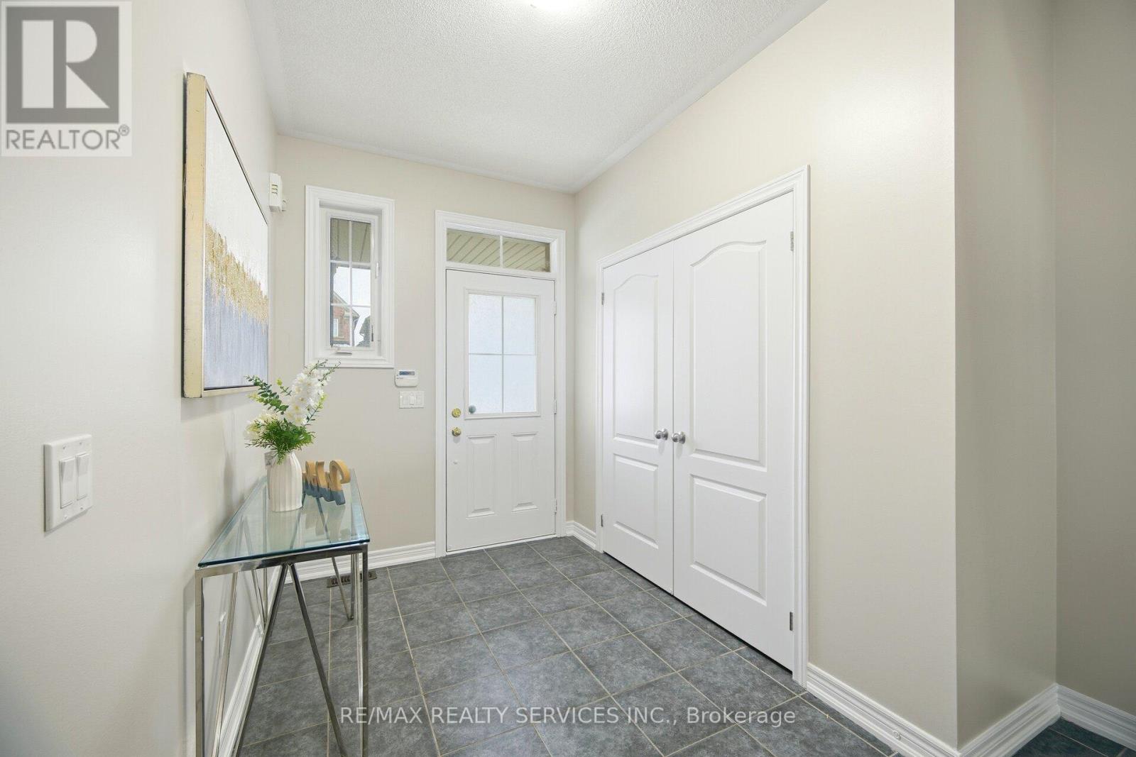 82 Waterville Way, Caledon, Ontario  L7C 3P2 - Photo 4 - W12695490