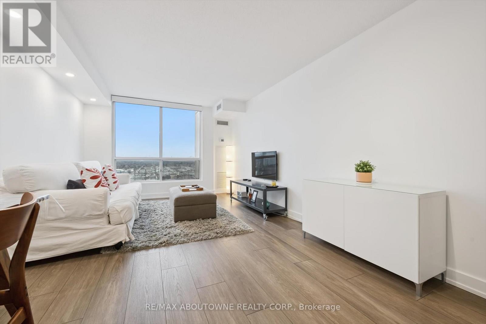 1709 - 101 Subway Crescent, Toronto, Ontario  M9B 6K4 - Photo 8 - W12695524