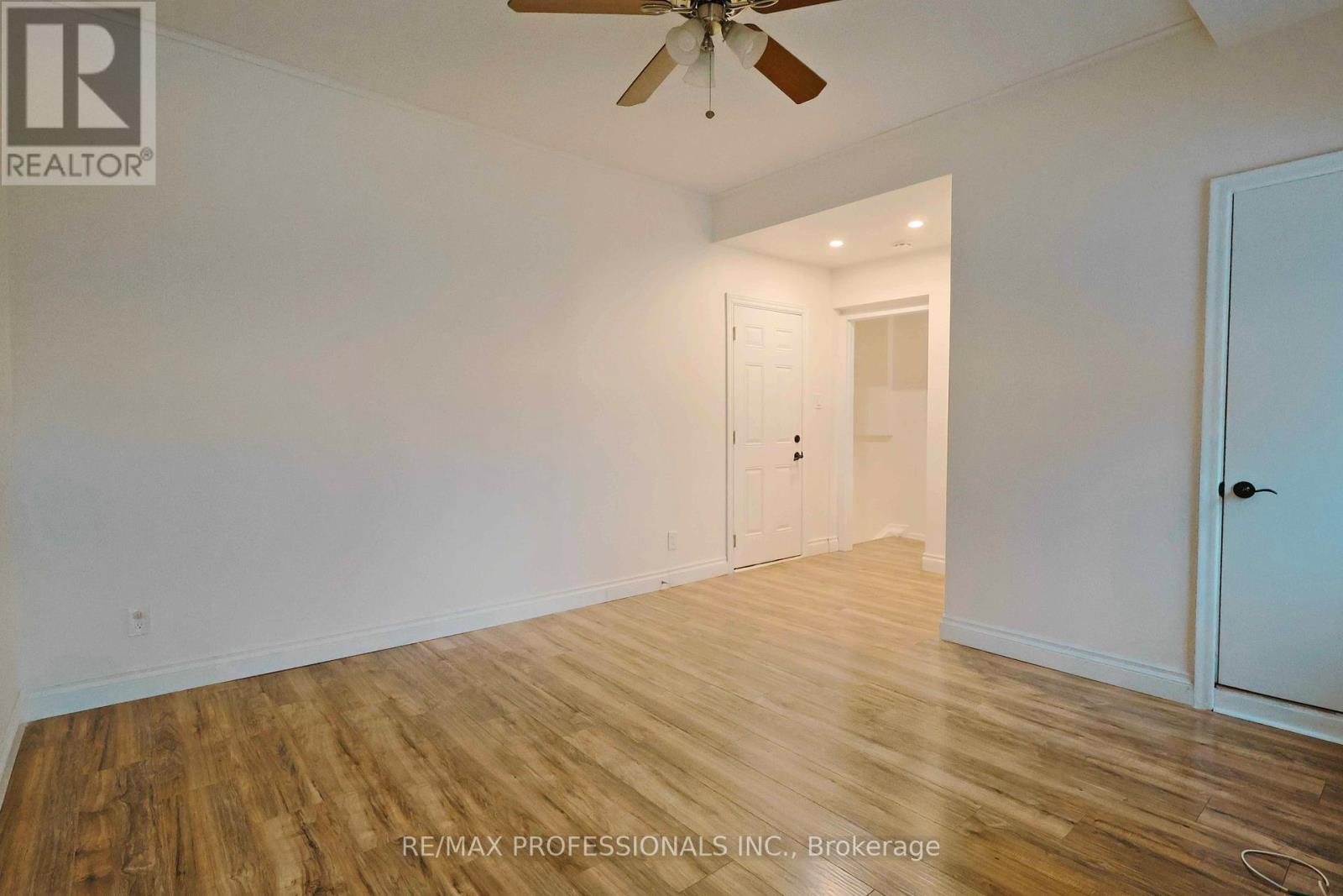 109 Botfield Avenue, Toronto, Ontario  M9B 4E6 - Photo 10 - W12695534