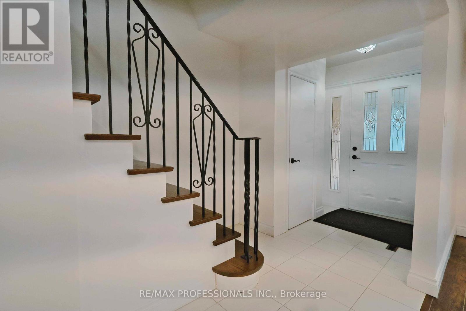 109 Botfield Avenue, Toronto, Ontario  M9B 4E6 - Photo 2 - W12695534